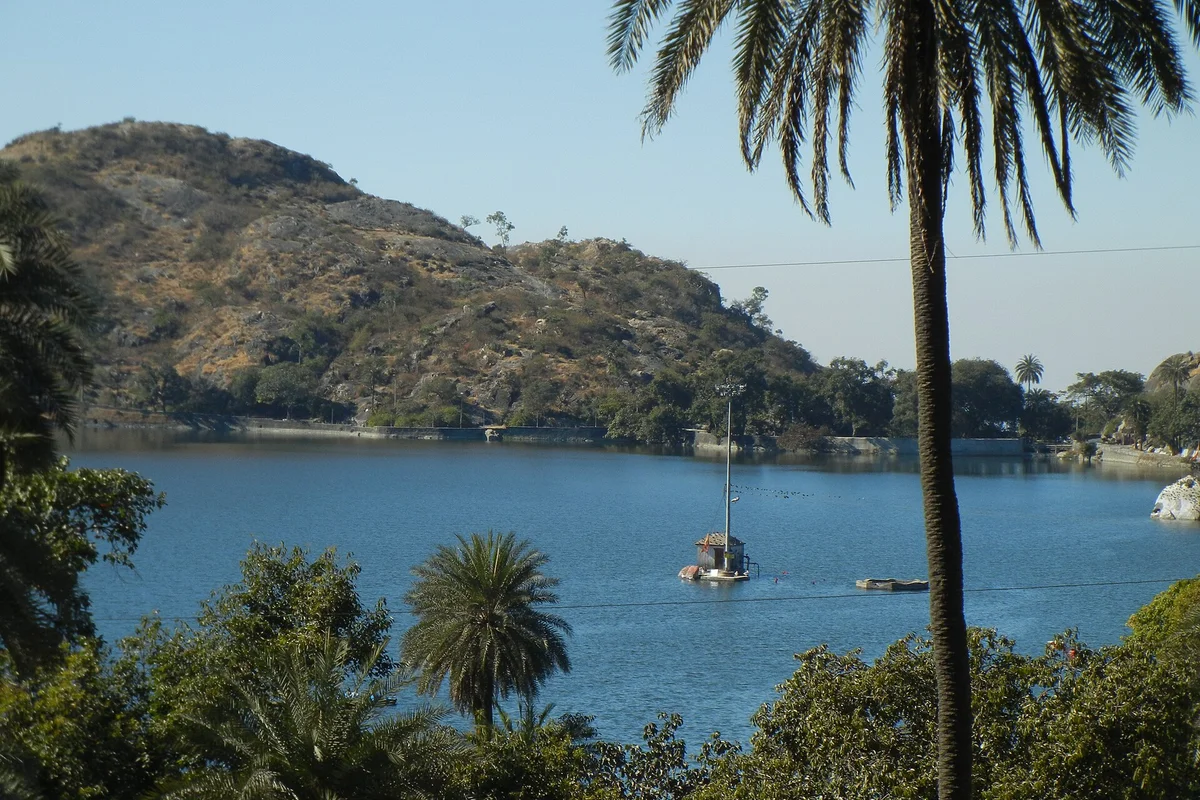 Mount Abu — Dilwara Marble Temples & Serene Lakes